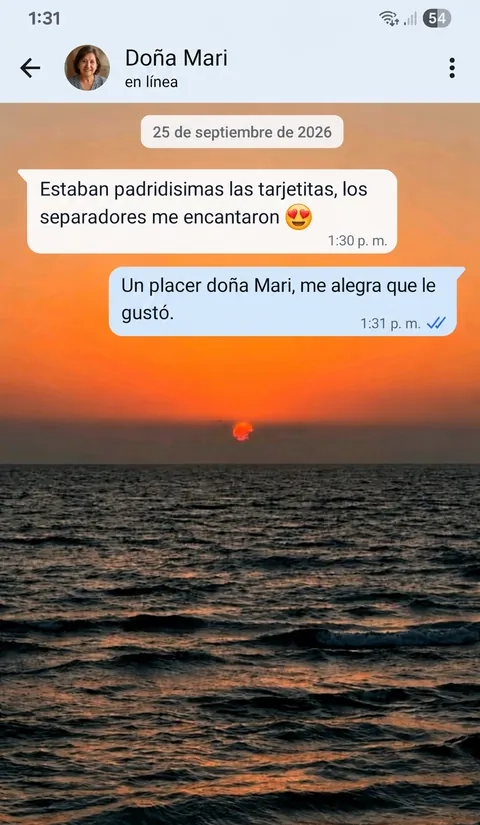 Conversación de WhatsApp: Doña Mari dice que las tarjetitas estaban padrísimas y que los separadores le encantaron